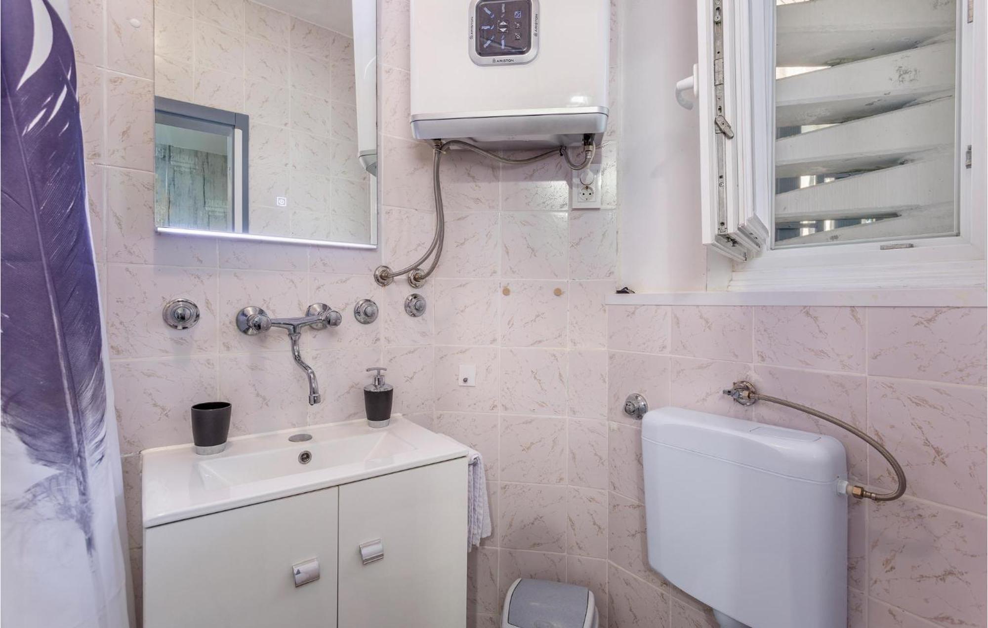 Stunning Apartment In Malinska With Kitchen エクステリア 写真