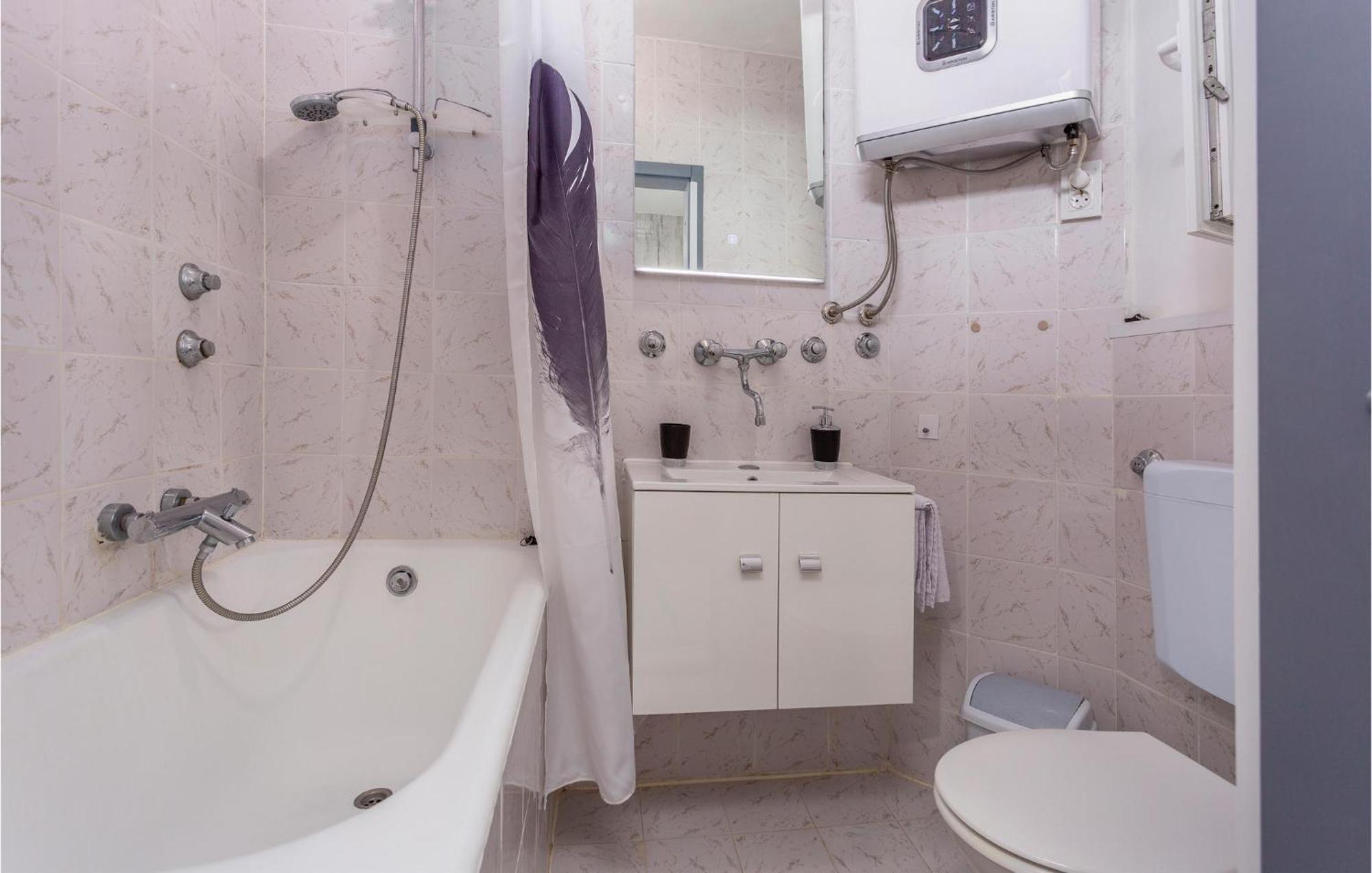 Stunning Apartment In Malinska With Kitchen エクステリア 写真