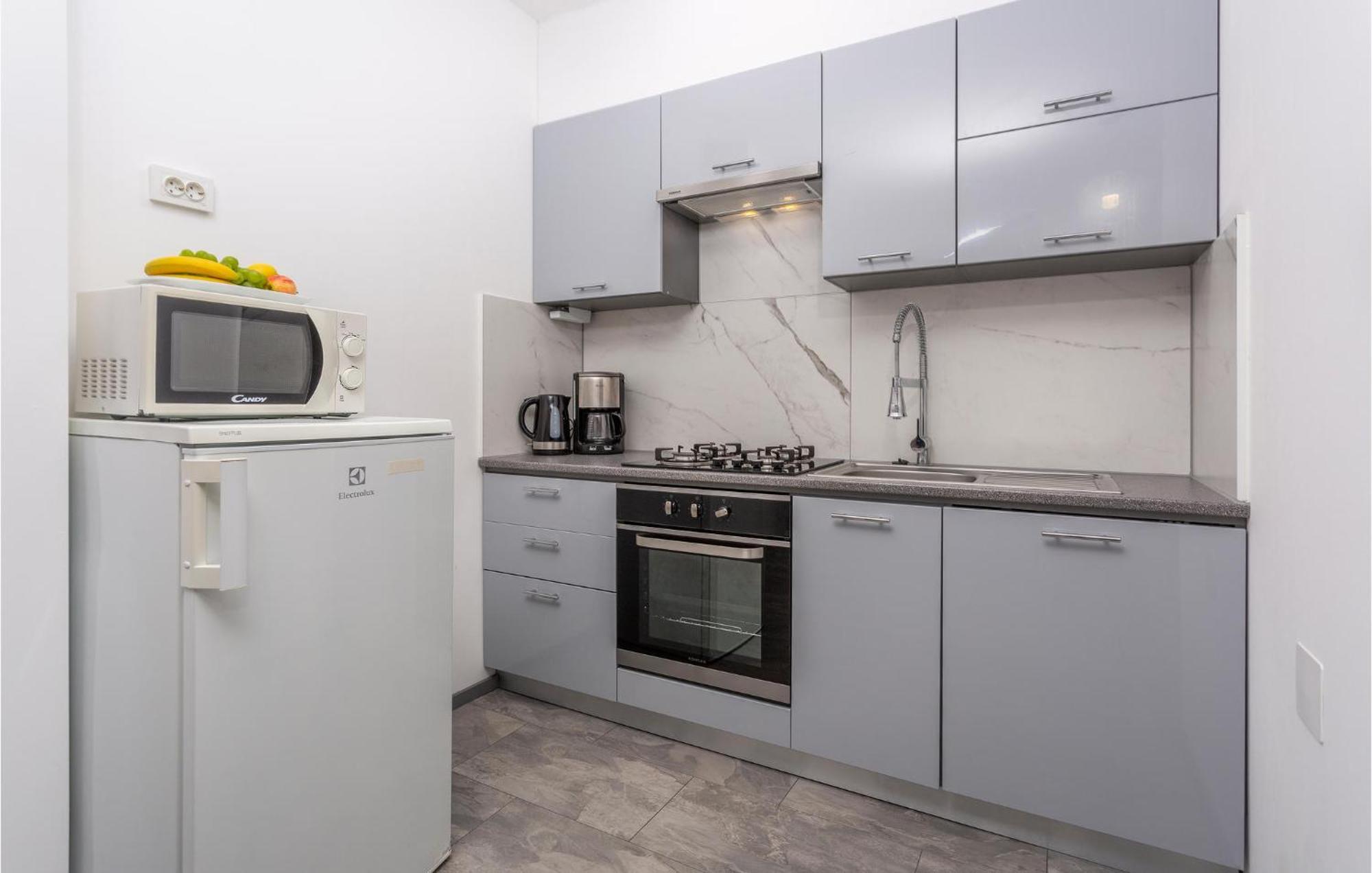 Stunning Apartment In Malinska With Kitchen エクステリア 写真