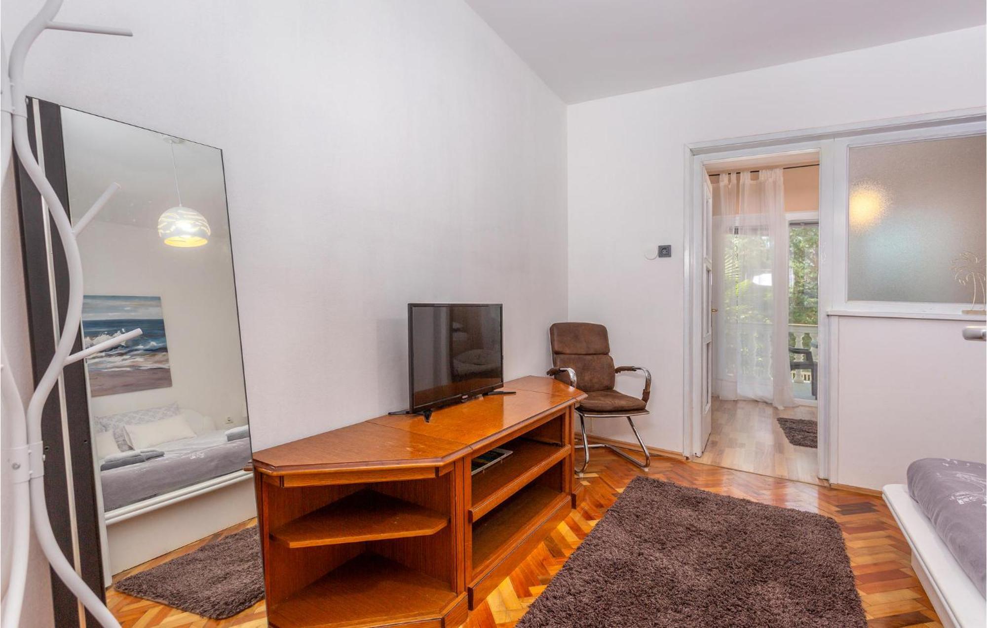 Stunning Apartment In Malinska With Kitchen エクステリア 写真