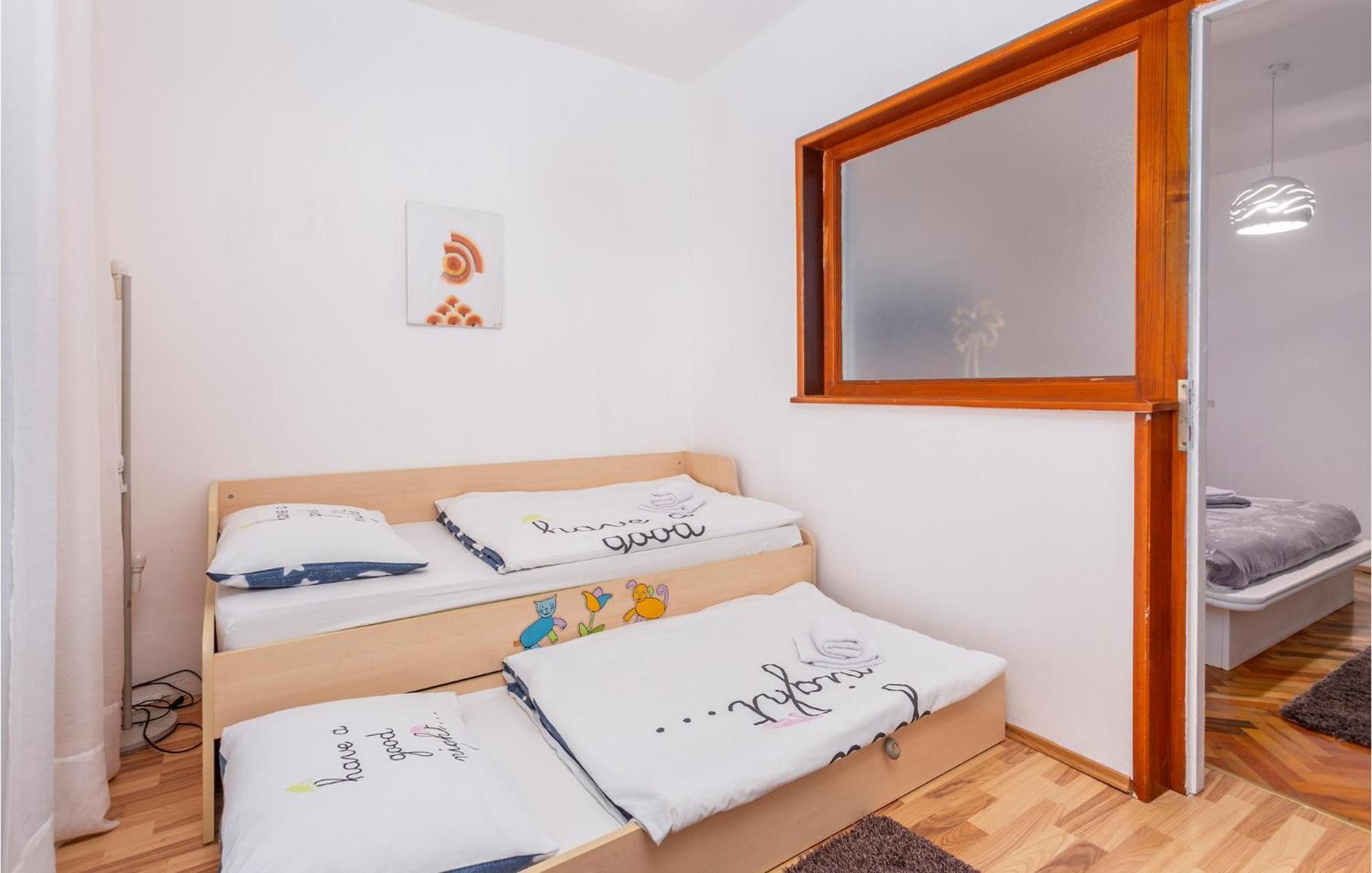 Stunning Apartment In Malinska With Kitchen エクステリア 写真