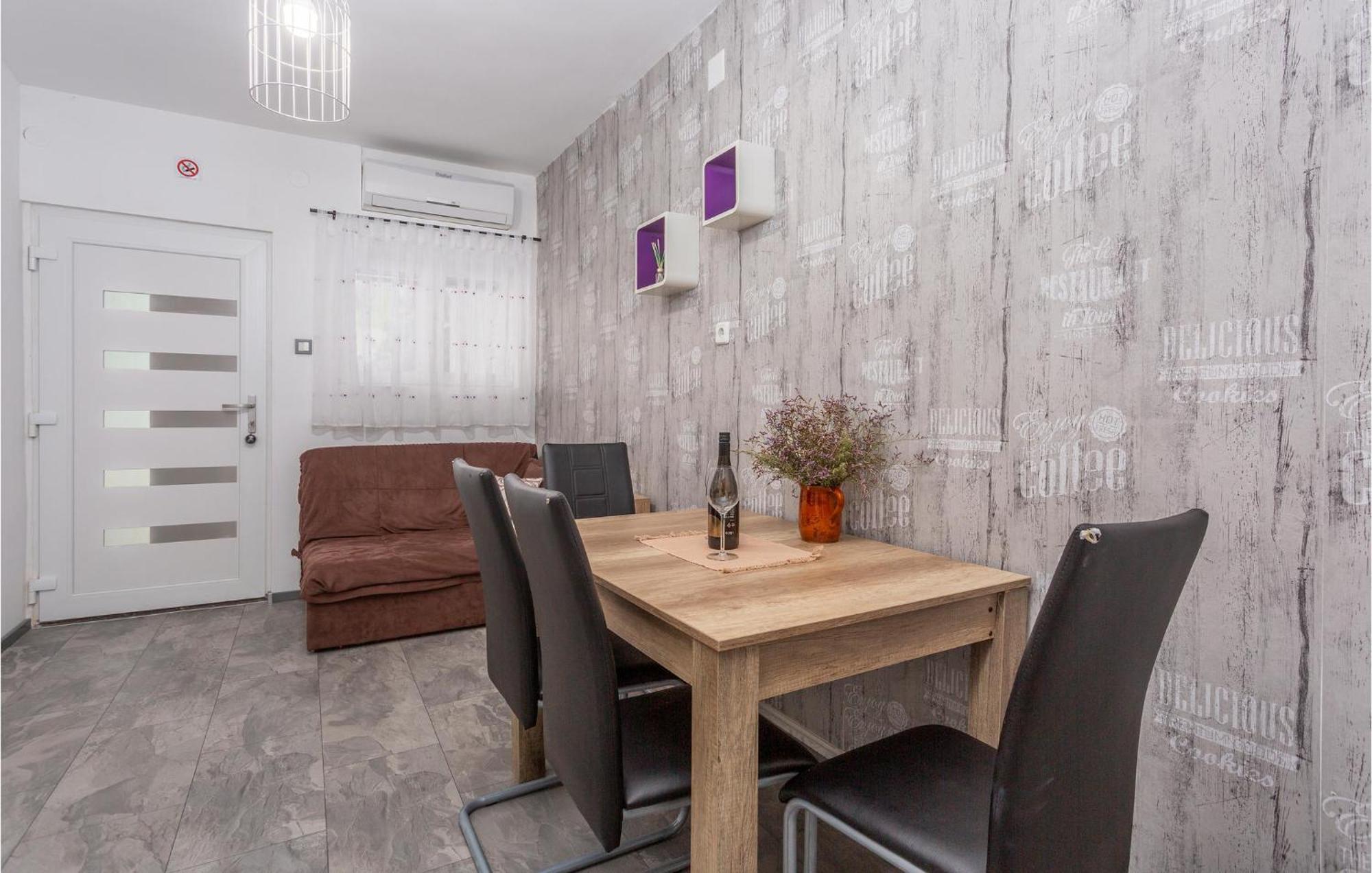 Stunning Apartment In Malinska With Kitchen エクステリア 写真