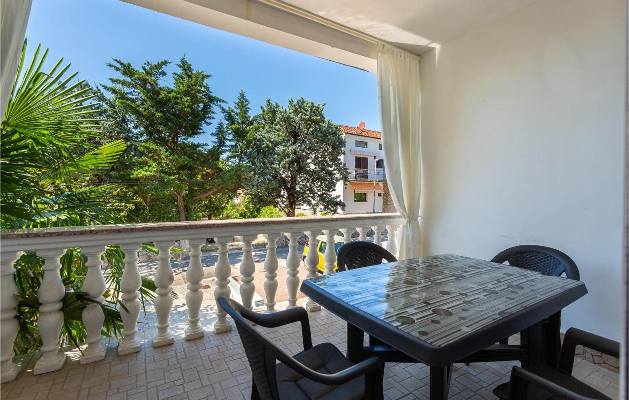 Stunning Apartment In Malinska With Kitchen エクステリア 写真