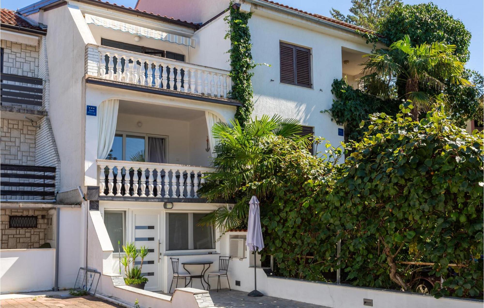 Stunning Apartment In Malinska With Kitchen エクステリア 写真