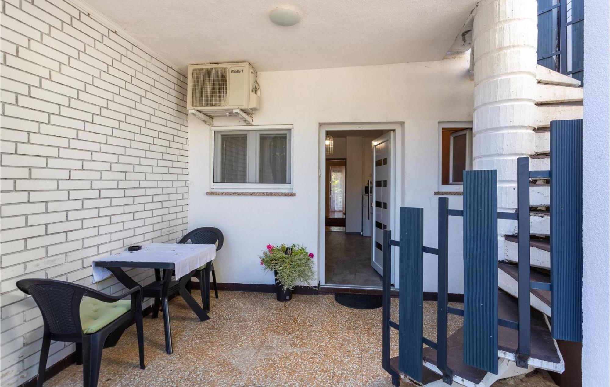 Stunning Apartment In Malinska With Kitchen エクステリア 写真
